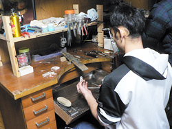 写真:2次加工(彫金)研修の様子