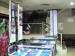 写真：デザイナーズコレクション・ANAのCAデザインジュエリーを展示